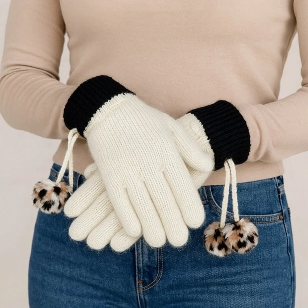 Liz Claiborne Knit Gloves with Pom Poms Cream & Black cold weather Cozy‎ 71-14